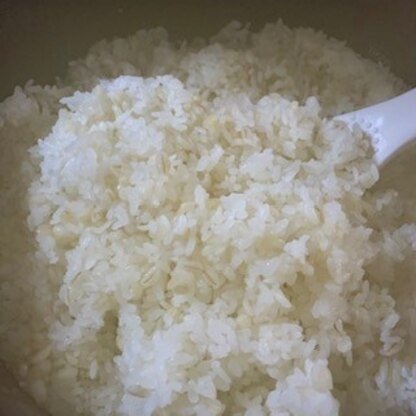 もち麦、3割分も残って無かったから白米多めなんだけど、水の分量参考にして炊きました。旨！
いつも白米で炊くよりちょっと多めの水でいいやとテキトーに炊いてましたｗ